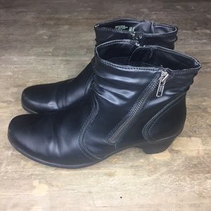 Earth Women’s 10 Black Booties